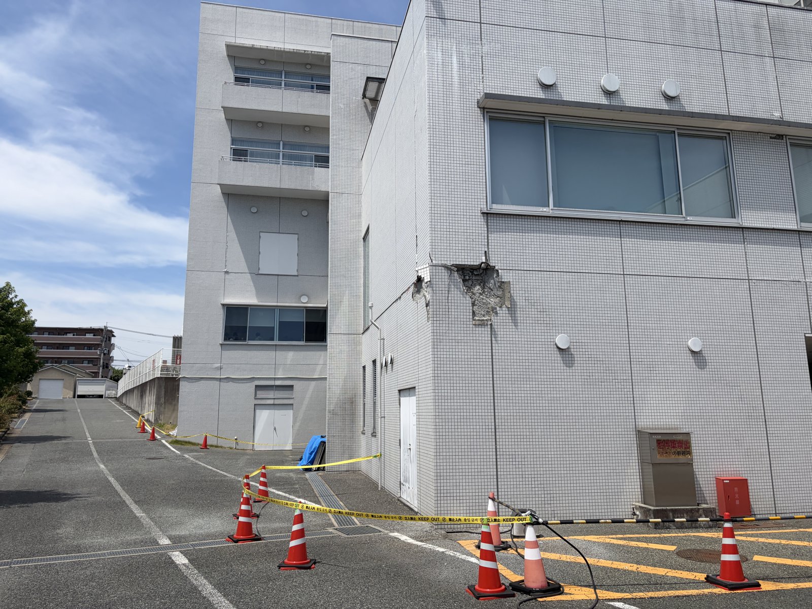 震度7の揺れで化粧壁が剥がれ落ち、下地が露出した災害拠点病院の外壁